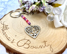 Load image into Gallery viewer, Flower heart keyring