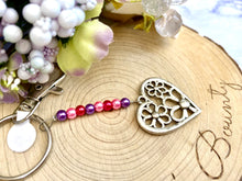 Load image into Gallery viewer, Flower heart keyring