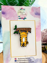 Load image into Gallery viewer, Hang In There Cat Enamel Pin Badge – Cute Motivational Cat Pin
