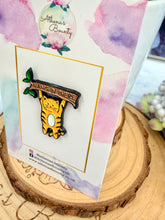 Load image into Gallery viewer, Hang In There Cat Enamel Pin Badge – Cute Motivational Cat Pin
